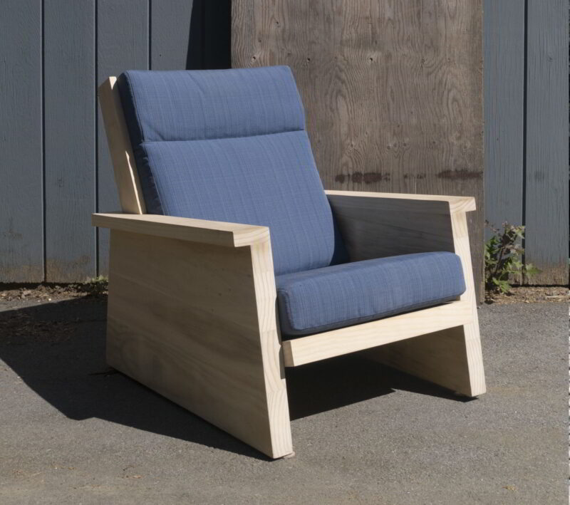 Pesuta chair made from Accoya with dark blue cushions.